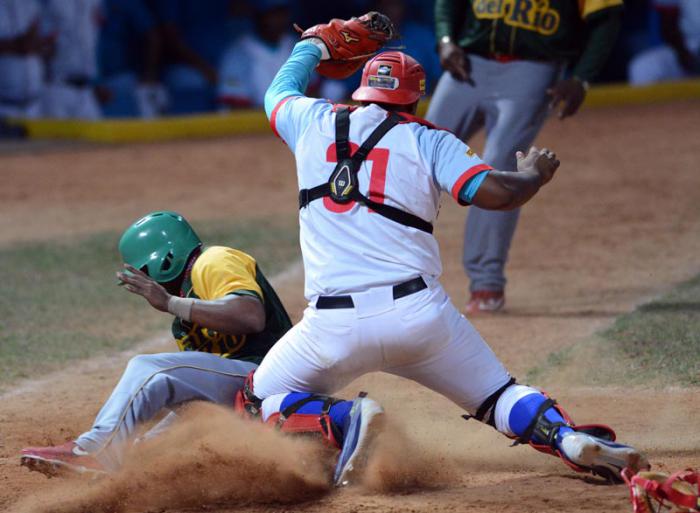 Beisbol-Final-Serie-55-CA vs PR 1mer juego jugada en home Reinier Leon PR Vasquez CA