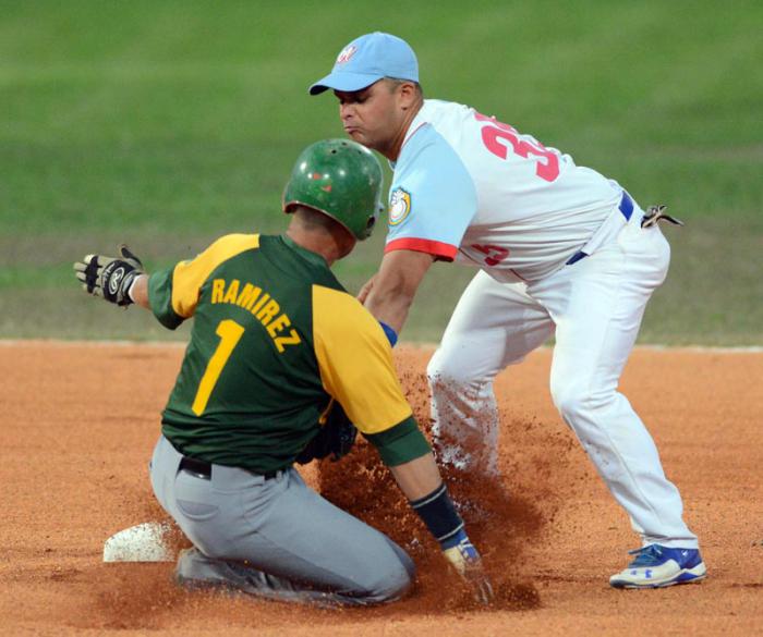 Beisbol-Final-Serie-55-CA vs PR 1mer juego jugada en 2da base Yorbis Borroto