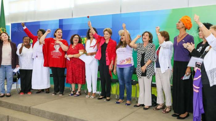 La mandataria Rousseff participó en un Encuentro de Mujeres en Defensa de la Democracia.