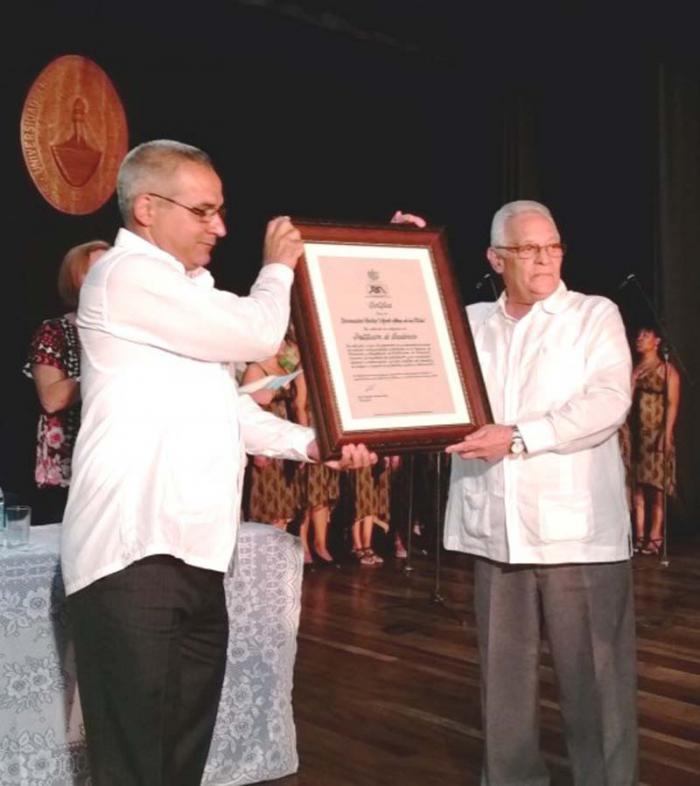 El ministro de Educación Superior, Rodolfo Alarcón entregó el certificado a Andrés Castro Alegría, rector de la alta casa de estudios. 