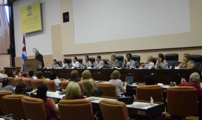 Clausura II Congreso Internacional de Promocion de la salud. X taller regional de Promocion y educacion para la salud en el ambito escolar y universitario. Dra. Irene Rivera (Viceministra de Educación), Dra. Rosaida Ochoa (Directora de la Unidad de promoción de salud y prevención de enfermedades), Mirtha Kaulard (Representante del programa de Naciones Unidas para el desarrollo (PNUD)), Ana Lucia De Milio (Representante de la UNICEF en Cuba), Betty Oria Gonzalez (Miembro del secretariado Nacional de los CDR)