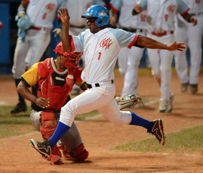 Beisbol-Final-Serie-55-CA vs PR 2do juego jugada en home  Yorelvis Charles anota la carrea del gane en el ining 13