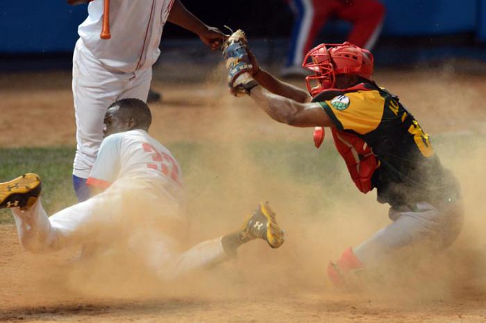 Beisbol-Final-Serie-55-CA vs PR 2do juego jugada en home  Jose Adolis Garcia out en intento de robo