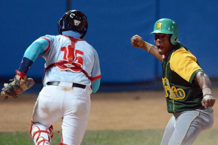 Beisbol-Final-Serie-55-CA vs PR 2do juego jugada en home Reinier Leon Anota la carrera del empate