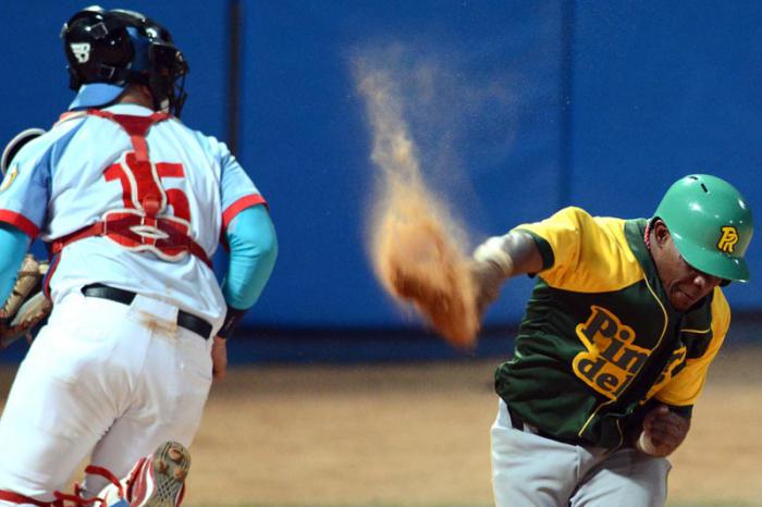 Beisbol-Final-Serie-55-CA vs PR 2do juego jugada en home Reinier Leon Anota la carrera del empate