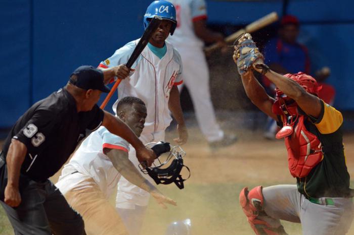 Beisbol-Final-Serie-55-CA vs PR 2do juego jugada en home  Jose Adolis Garcia out en intento de robo