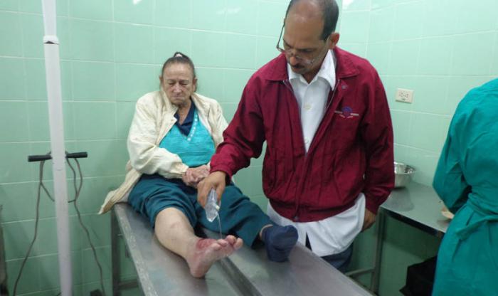 Tratamiento con Heberprot-p, medicamento producido en la mayor de las Antillas para curar las úlceras del pie diabético.