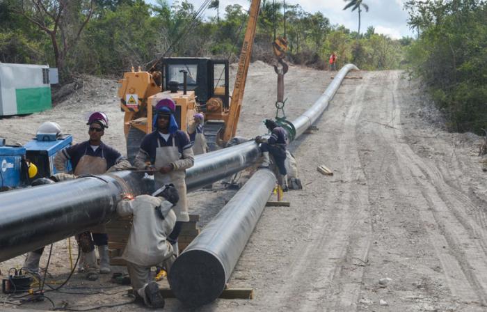 Nuevo gasoducto cubano en Puerto Escondido- Yumurí, ubicado en el litoral norte entre las provincias occidentales de Mayabeque y Matanzas. Proceso de soldadura y empate de los tubos de 20 pulgadas elaborados de acero al carbono