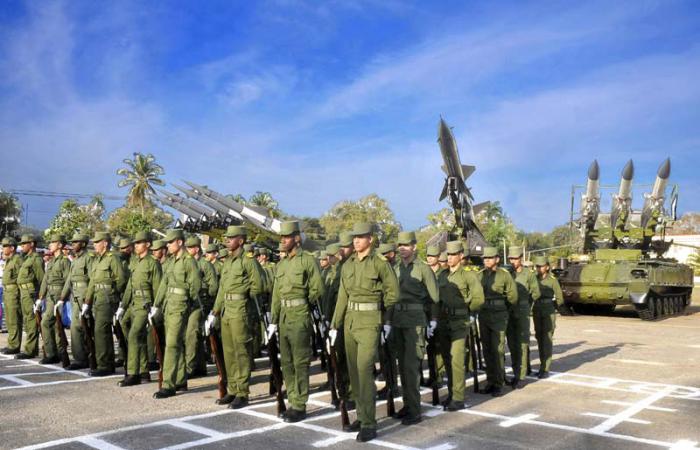 Acto Político y ceremonia militar efectuado en la Jefatura de la DAAFAR del Ejercito Occidental, en ocasión del Aniversario 55 de la Fundación de la Defensa Antiaérea y Fuerza Aérea Revolucionaria, Presidido por el Miembro del Buró Político, Héroe de la República de Cuba  General de Cuerpo de Ejército y Ministro de las FAR Leopoldo Cintras Fría, así como otros altos oficiales.