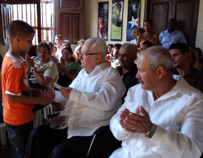 El pionero William Céspedes Fernández obsequió a Armando Hart Dávalos una de sus obras en miniatura, inspiradas en el pensamiento martiano. 