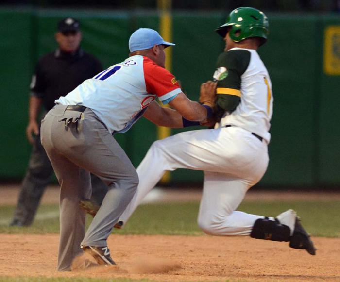 Beisbol-Final-Serie-55-CA vs PR 3ser play gana ciego 6 x 5 jugada en 3ra base Ruben Valdes y Lazaro Martinez
