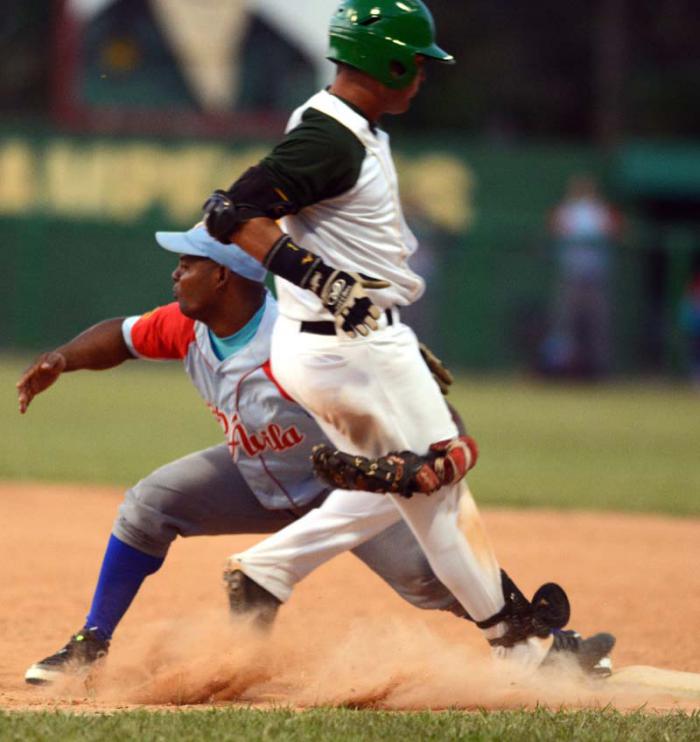 Beisbol-Final-Serie-55-CA vs PR 3ser play gana ciego 6 x 5 jugada en 1mera base Ruben Valdes y Lazaro Martinez