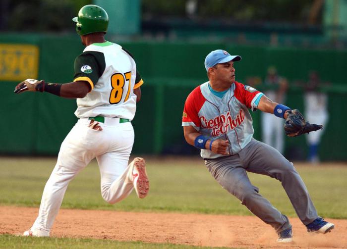 Beisbol-Final-Serie-55-CA vs PR 3ser play gana ciego 6 x 5 jugada en 2da base Yorvis Borroto
