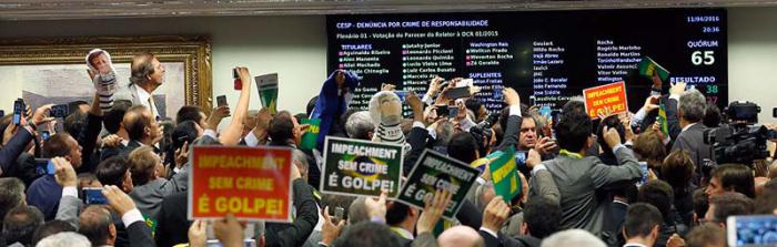 Miembros de la comisión de Diputados tras la votación, este lunes, que eleva a la Cámara Baja el pedido de impeachment contra la presidenta Dilma Rousseff. 