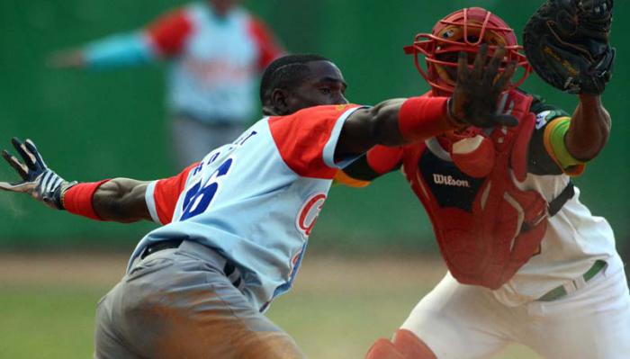 Beisbol-Final-Serie-55-CA vs PR 5to play jugada en home Luis Robert y Yosvanny Alarcon