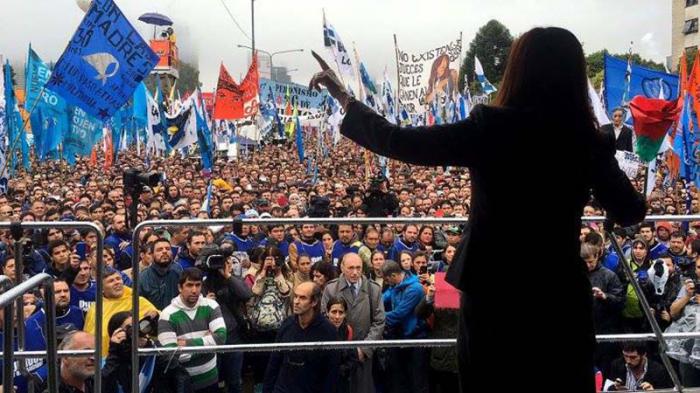 La expresidenta llamó a realizar una reflexión en la intimidad de la familia para comparar cómo estaban antes del 10 de diciembre y cómo están ahora.  Foto: Página de Facebook de la mandataria