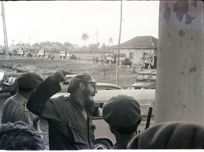Desde el portal de las oficinas del central Australia donde estaba situada la comandancia, Fidel imparte las ordenes de combate.