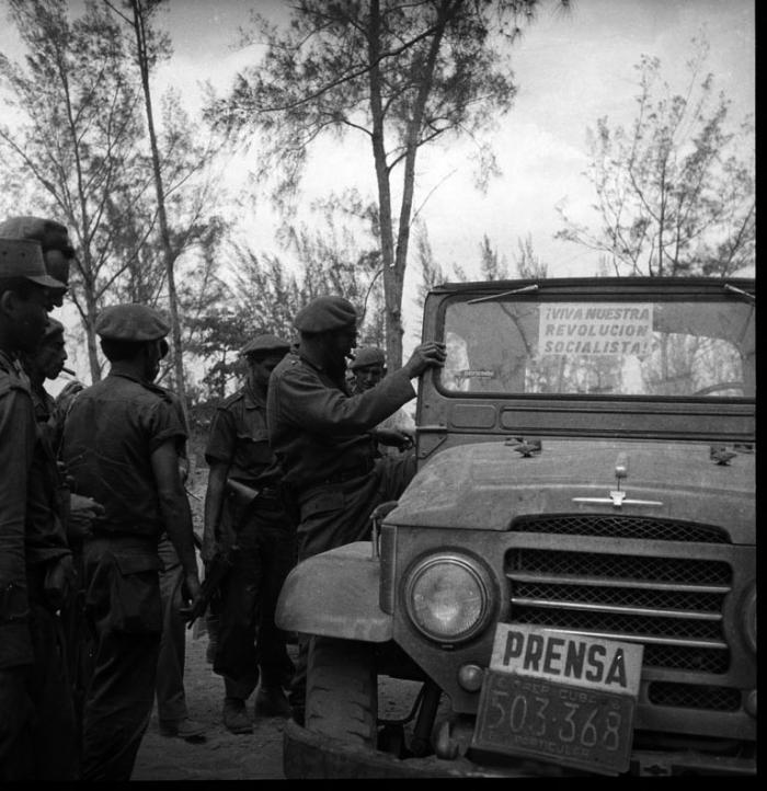 Fidel en Playa Giron junto al jeep del periìodico Revoluciòn.
