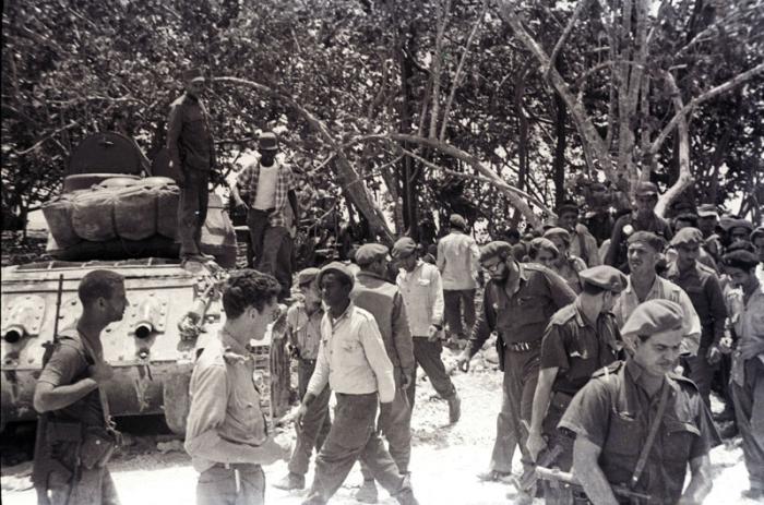 El Comandante en Jefe Fidel Castro recorre una zona de Playa Giròn acompañado de milicanos y miembros del Ejèrcito Rebelde.