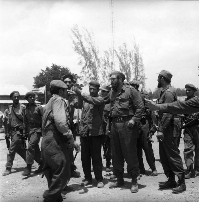 Fidel en su recorrido por Playa Giron dialoga con los milicanos e importe las ordene de combate.

