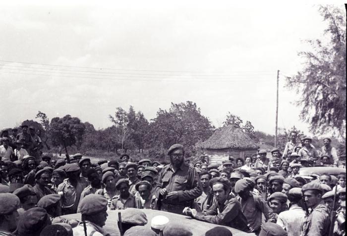 Los milicianos escuchan las informaciones de Fidel sobre los combates que se efectuan en otra zona de Playa Giron.