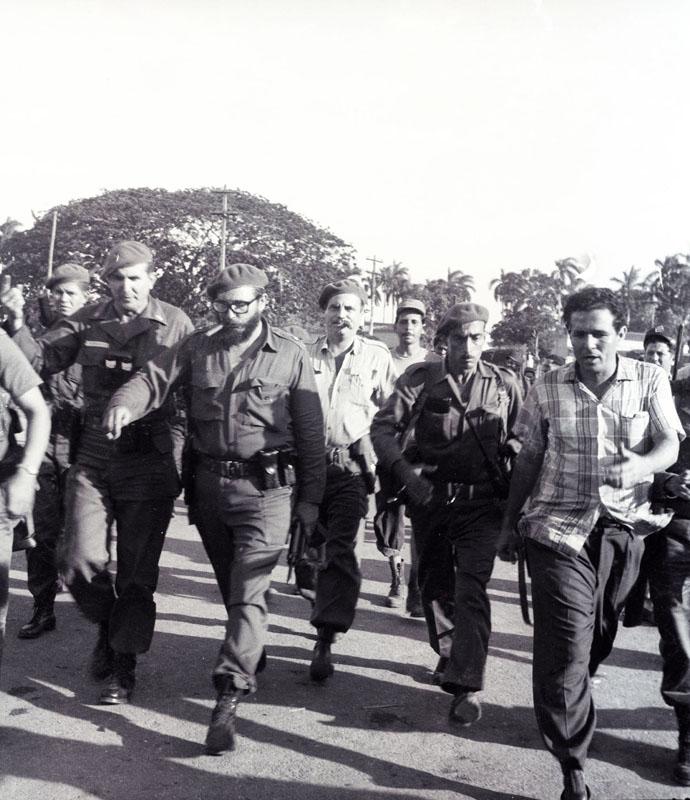 Fidel en un recorrido por Playa Giron con el Capitan Jose R. Fernàndez. (a su derecha)