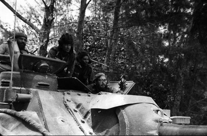 Fidel desde un tanque observa al buque mercenario Houston en Playa Larga.
