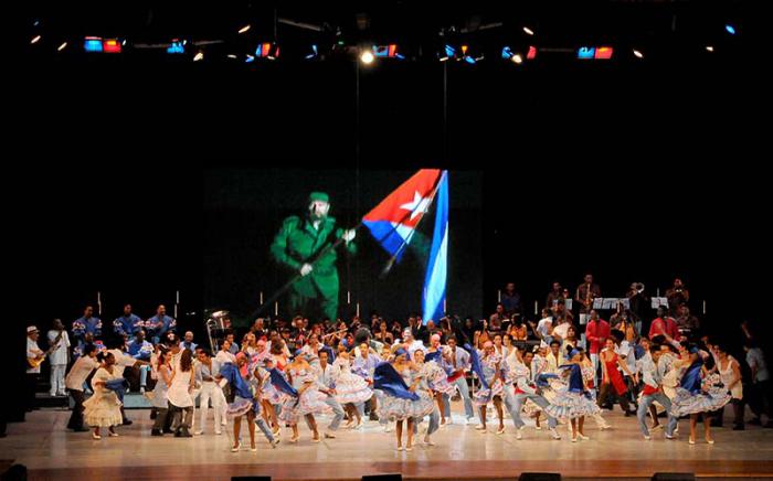 Gala cultural por el 55 aniversario de la Victoria de Playa Girón y el VII Congreso del PCC presidido por José Ramón Machado Ventura, Segundo Secretario del CCPCC, Miguel Díaz-Canel Bermúdez, Primer Vicepresidente de los Consejos de Estado y de Ministros, así como otros miembros del Buró Político.