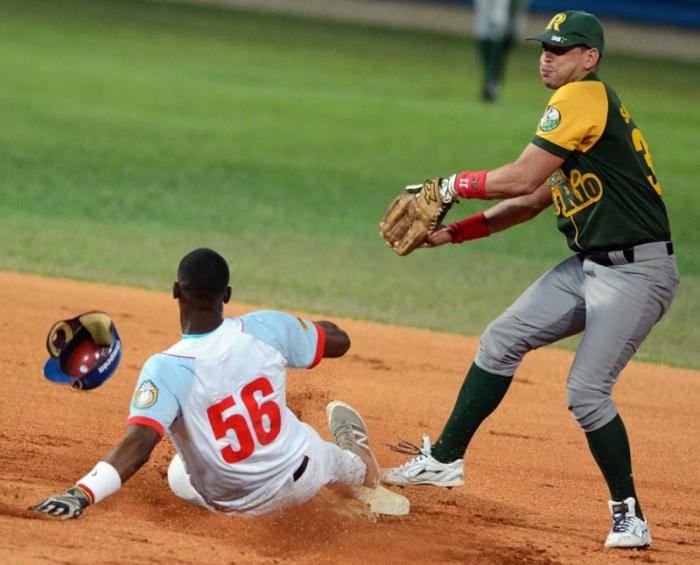 Beisbol-Final-Serie-55-CA vs PR 6to play pinar empata la serie a 3 victorias jugada en 2da base Luis Robert es puesto out x Andy Sarduy