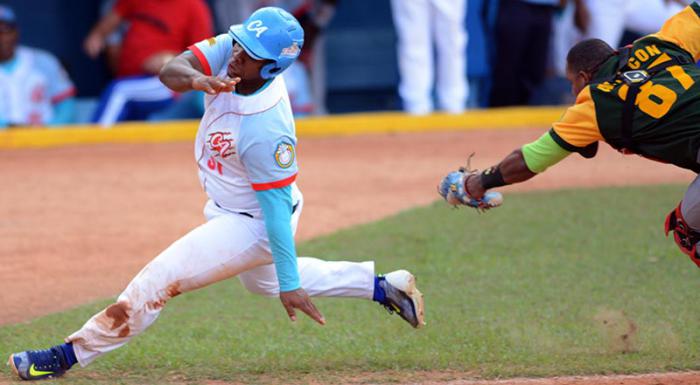 Beisbol-Final-Serie-55-CA vs PR 7mo play Gana ciego de avila 8 x 0 y gana el titulo Jugada en home Vazquez