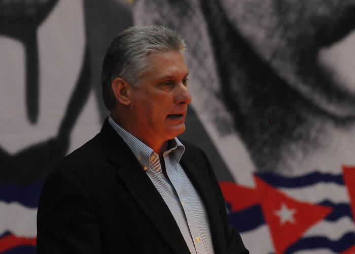 Miguel Díaz-Canel Bermúdez, miembro del Buró Político, leyó el proyecto de resolución sobre el informe central presentado por el Primer Secretario el sábado pasado. 