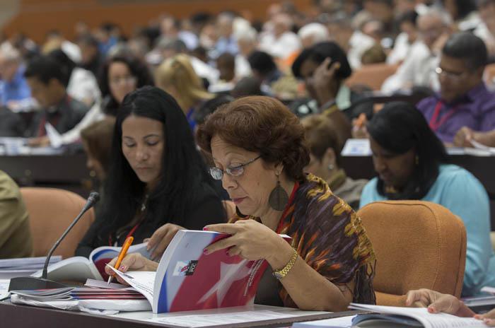 Participaron en los debates 424 compañeros, 312 delegados y 112 invitados.