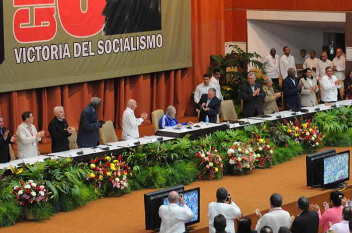 Fidel y Raúl asisten a clausura del 7mo congreso