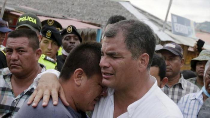 El presidente de Ecuador, Rafael Correa, abraza a un residente de la localidad de Canoa después del terremoto.