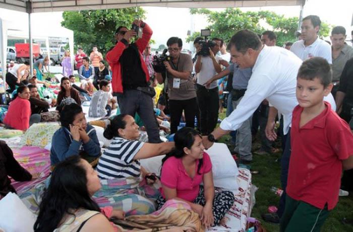 El presidente ecuatoriano Rafael Correa recorre las zonas afectadas por el movimiento telúrico del pasado sábado. 