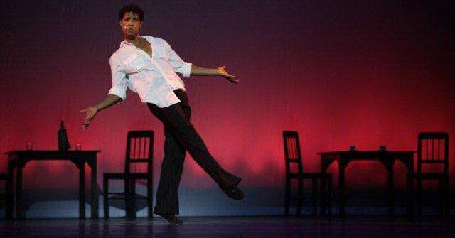 Carlos Acosta, borracho, cómico, técnico, artista en el solo Les Bourgeois.