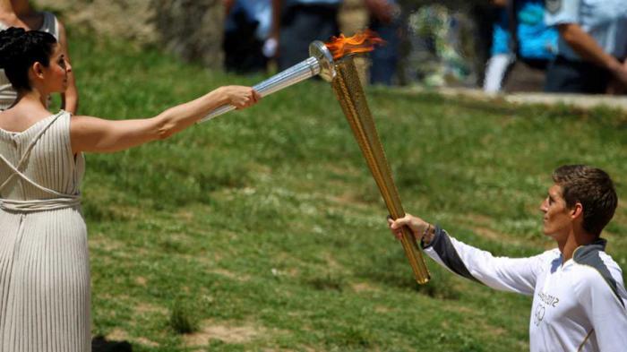 La actriz helénica KaterinaLechou, en el papel de suprema sacerdotisa, prendió la antorcha al aprovechar el reflejo de los rayos del sol en un espejo parabólico.