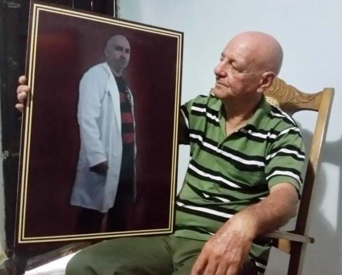 Omar Pérez de Alejo, el padre de Eric contempla la foto de su hijo.