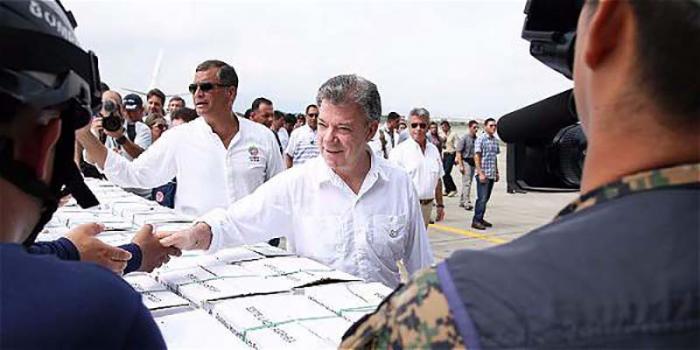 El presidente Santos (en el centro) entrega ayuda para los damnificados por el terremoto en Ecuador. 