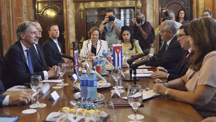 Recibimiento y conversaciones. Bruno Rodriguez Parrilla (Ministro de Relaciones Exteriores de la República de Cuba) y  Señor Philip Hammond ( Secretario de Estado de los Asuntos Exteriores  y de la Mancomunidad del Reino Unido de Gran Bretaña e Irlanda del Norte)