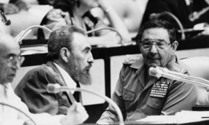 Fidel, Raúl y José Machado Ventura en el V Congreso del Partido. 
