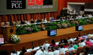 Clausura del VII Congreso del PCC presidido por Fidel y Raul, donde fueron ratificados como primer y segundo secretarios Raúl y Machado.