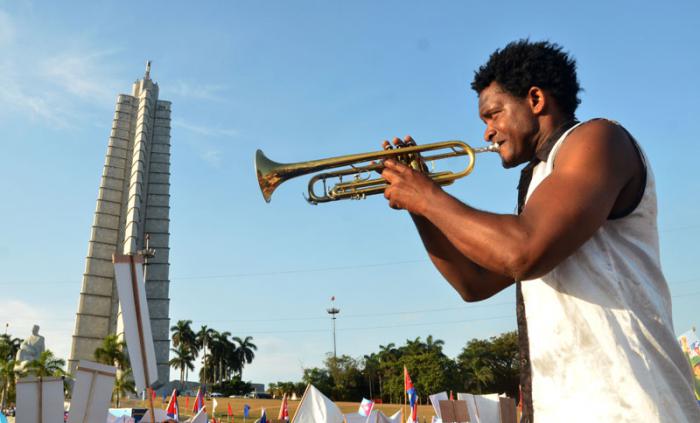 Desfile por el 1ro de Mayo, en calle Paseo, La Habana, Cuba.