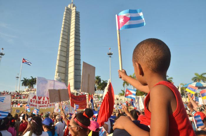 Desfile por el 1ro de Mayo, en calle Paseo, La Habana, Cuba.