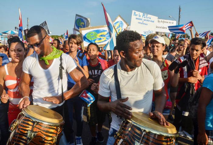 Desfile por el 1ro de Mayo, en calle Paseo, La Habana, Cuba.