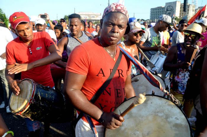 Desfile por el 1ro de Mayo, en calle Paseo, La Habana, Cuba.