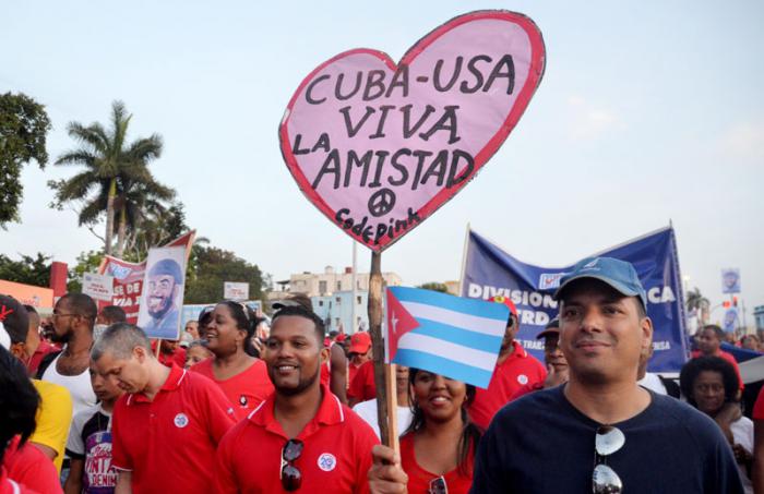 Desfile por el 1ro de Mayo, en calle Paseo, La Habana, Cuba.