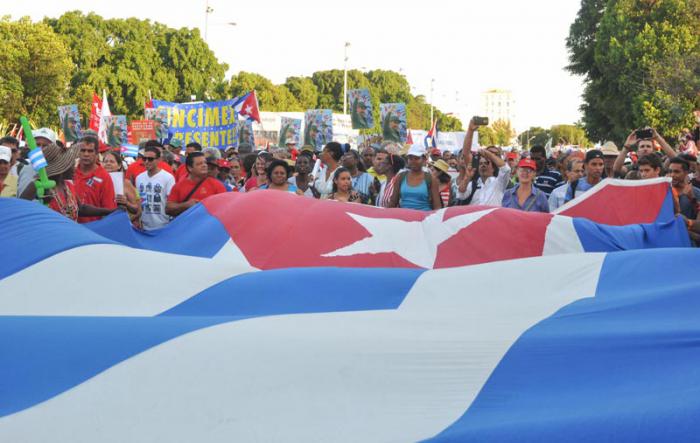 Desfile por el 1ro de Mayo, en calle Paseo, La Habana, Cuba.