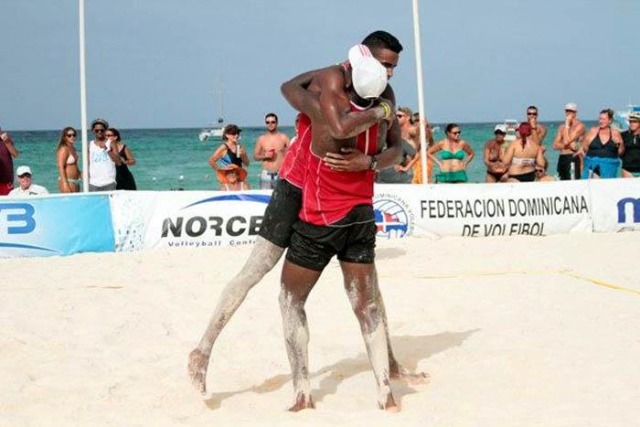 Los cubanos se abrazan después de ganar el oro. 