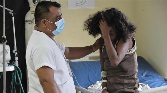 Una mujer afectada por el terremoto recibe asistencia médica en un hospital improvisado en Ecuador.